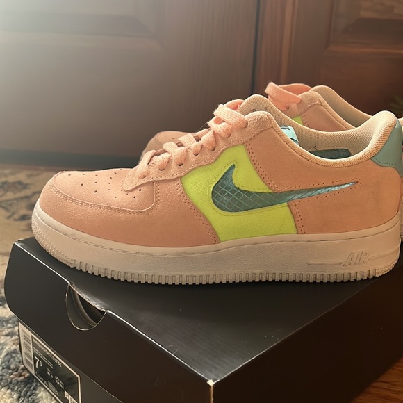 Very different Womens Nike Air Force 1 ‘07 SE - Picture 2 of 13